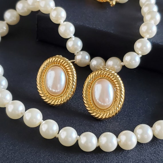 Vintage Sarah Coventry oval pearl clip on earring… - image 1