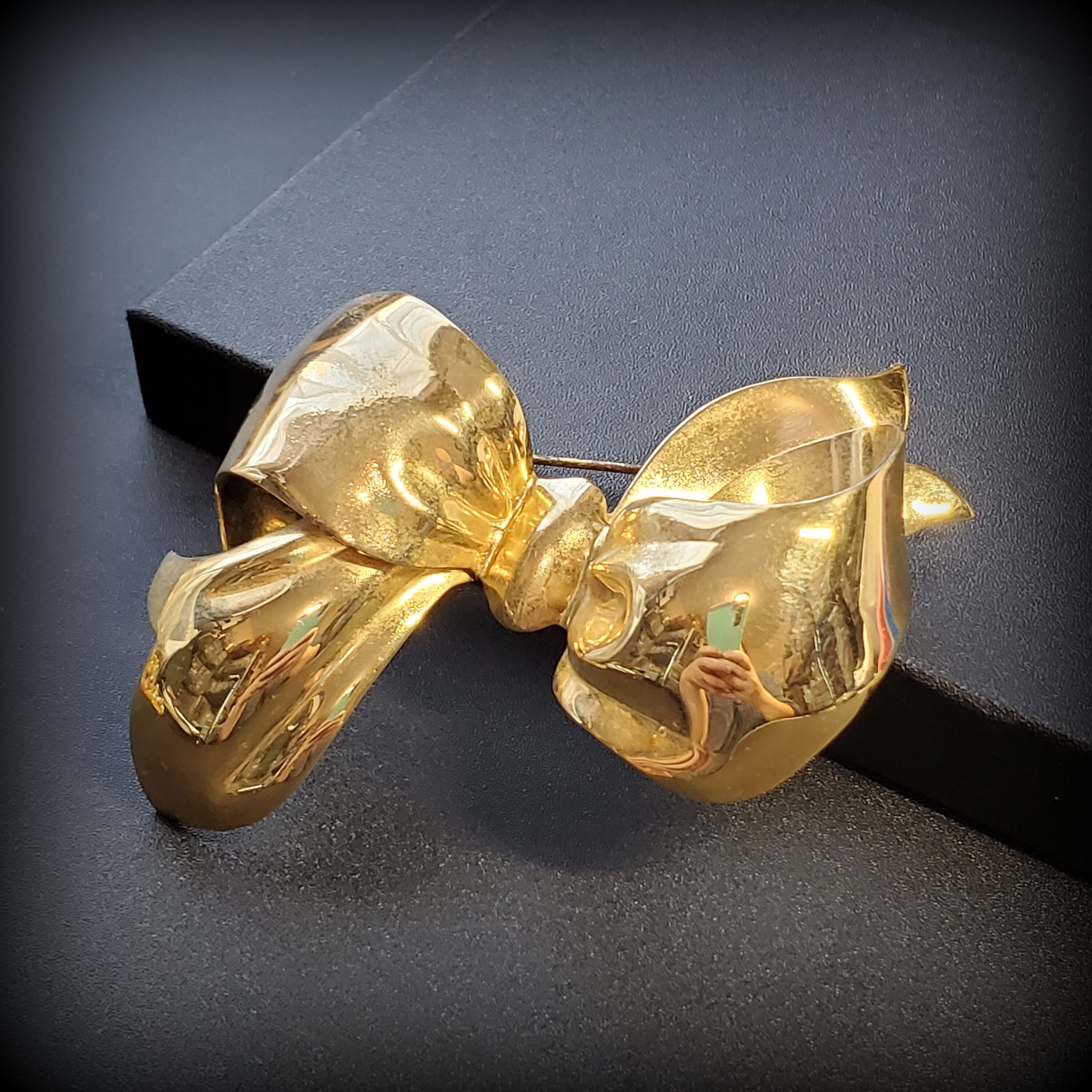 Vintage Beautiful Gold Tone Metal Large Bow Tie Ribbon Brooch