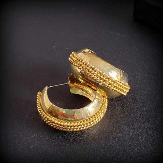 Vintage gold hoop earrings,  huggie earrings 1 in… - image 2