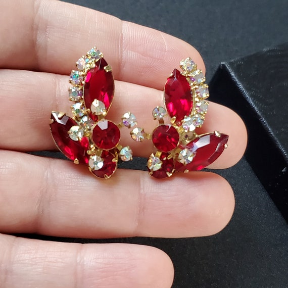 Vintage red rhinestone clip on earrings, gold ton… - image 4