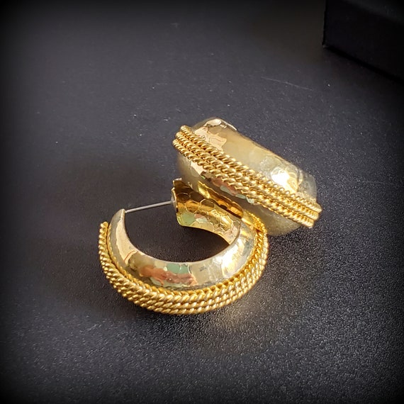 Vintage gold hoop earrings,  huggie earrings 1 in… - image 5