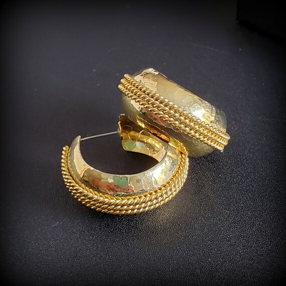 Vintage gold hoop earrings,  huggie earrings 1 in… - image 7