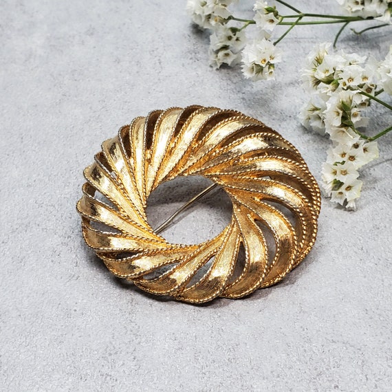 Vintage Round Napier brooch Gold round pin, Round 