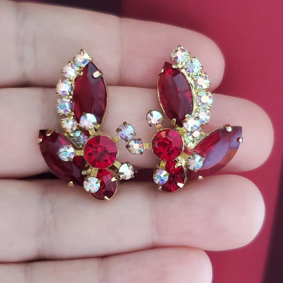 Vintage red rhinestone clip on earrings, gold ton… - image 6