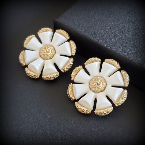 Vintage Monet gold white flower earrings, Daisy fl