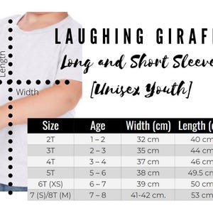 Puede incluir: Una camiseta gris claro para ni&ntilde;os con una tabla de tallas. La tabla proporciona medidas en cent&iacute;metros para el ancho y el largo, y rangos de edad de 1-2 a 7-8 a&ntilde;os. El texto en la camiseta dice "LAUGHING GIRAFFE" y "Manga larga y corta [Unisex Juvenil]."