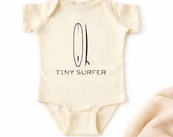 Tiny Surfer Baby Body – Minimalistisk surfbrädedesign, strandbabyoutfit, kustsommargåva