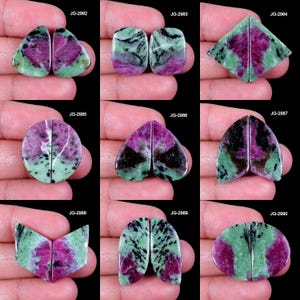 Peut inclure: Diverses paires de pierres précieuses de rubis zoisite polies, de formes variées. Les pierres présentent un mélange de couleurs magenta, vertes et noires. Chaque paire est divisée en deux, mettant en valeur les motifs naturels et les textures des pierres.