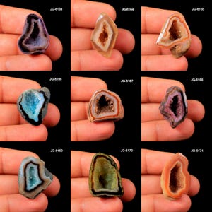 Könnte beinhalten: Eine Sammlung von neun polierten Geoden, die jeweils einzigartige innere Kristallformationen und lebendige Farben aufweisen. Die Geoden werden in einer Hand gehalten, wodurch die natürliche Schönheit der Mineralformationen sichtbar wird. Jede Geode hat eine einzigartige Form und Farbe.