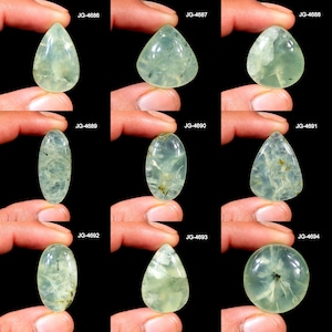 Peut inclure: Collection de neuf pierres précieuses de prehnite polies de différentes formes, dont goutte d'eau, ovale et ronde. Les pierres translucides présentent une teinte vert pâle avec de subtiles inclusions, tenues par des doigts sur fond noir.