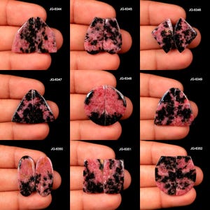 Pode incluir: Variedade de pedras preciosas polidas em v&aacute;rias formas, incluindo gota, diamante e oval. As pedras apresentam um contraste marcante de padr&otilde;es rosa e preto. Cada par de pedras &eacute; exibido em um fundo escuro.