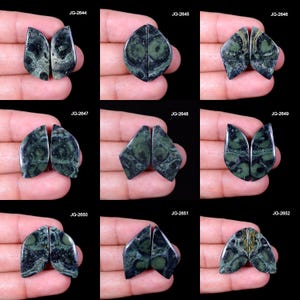 以下が含まれることがあります： 磨かれた濃い緑色と黒色の宝石カボションの9組。 各ペアは、水滴、葉、幾何学模様など、ユニークな形状をしています。 石は、より明るい緑色と黒色の渦巻き模様のまだら模様をしています。