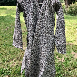 Handsewn housecoat with pockets and split sleeves