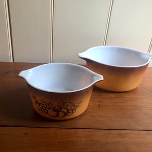 Set of two vintage Pyrex casserole dishes