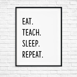 Puede incluir: Impresión enmarcada en blanco y negro con el texto "EAT. TEACH. SLEEP. REPEAT." sobre un fondo blanco.