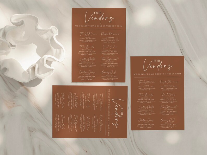 Puede incluir: Tres tarjetas marrones con texto blanco que enumeran los proveedores de la boda. El texto en las tarjetas dice "Nuestros proveedores" y "No podr&iacute;amos haberlo hecho sin ellos".