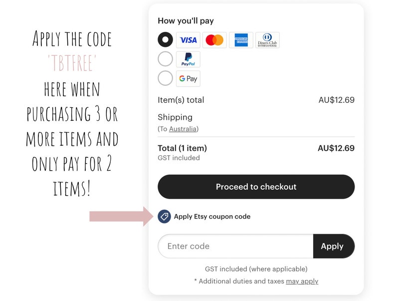 Puede incluir: Una captura de pantalla de una p&aacute;gina de pago de Etsy con un fondo blanco. La p&aacute;gina muestra un precio total de 12,69 $ AU por un art&iacute;culo. La p&aacute;gina tambi&eacute;n muestra una secci&oacute;n para aplicar un c&oacute;digo de cup&oacute;n de Etsy. El texto en la p&aacute;gina dice "&iexcl;Aplica el c&oacute;digo 'TBTFREE' aqu&iacute; al comprar 3 o m&aacute;s art&iacute;culos y solo paga por 2 art&iacute;culos!"