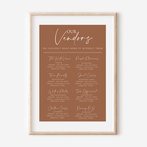 Puede incluir: Un cartel marr&oacute;n con texto blanco que enumera los proveedores de la boda. El t&iacute;tulo es "Nuestros proveedores" y el texto dice "No podr&iacute;amos haberlo hecho sin ellos". Los proveedores enumerados son: The Hill Venue, People Planners, Form Brawly, Sweet Cakes, Will's Photos, Ton Ofpuest, Challen Corts y Onney DJ.
