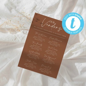 Puede incluir: Una tarjeta marr&oacute;n con letras doradas enumera los proveedores de bodas con su informaci&oacute;n de contacto y sus horas de llegada. La tarjeta tiene el texto "Our Vendors" en la parte superior y "We couldn't have done it without them" en la parte inferior. La tarjeta est&aacute; sobre un fondo de tela blanca.