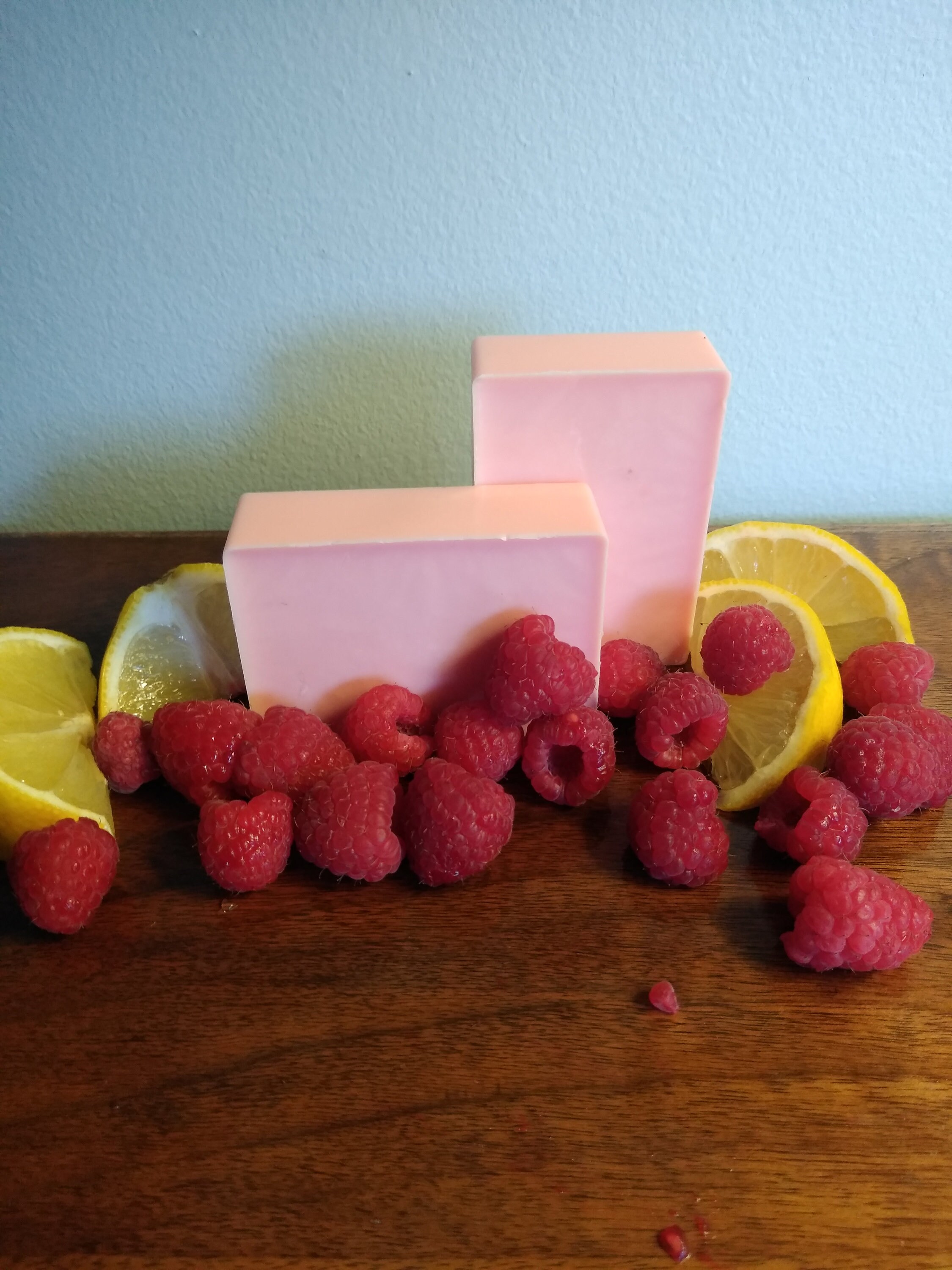 Emily Victoria Seifenschwamm Mit 3 Buttern – Himbeer-Limonade Duft, 200 G, Peelt & Pflegt Die Haut
