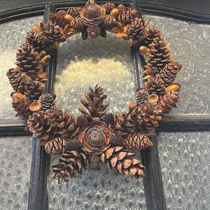 Corona de piñas naturales: decoración otoñal de bosque hecha a mano imagen 4
