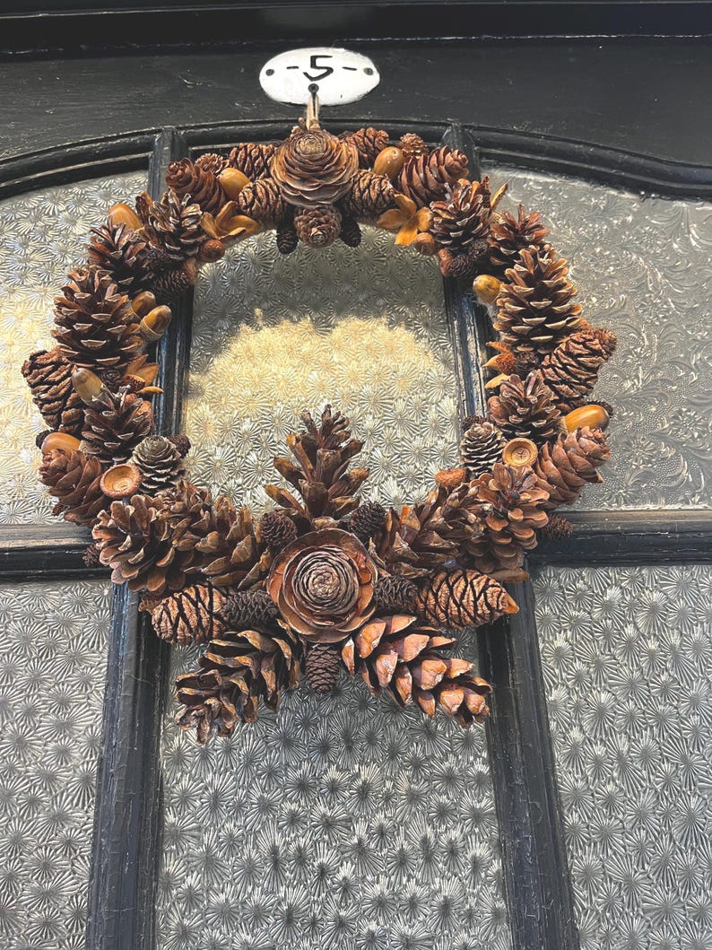 Corona de piñas naturales: decoración otoñal de bosque hecha a mano imagen 4