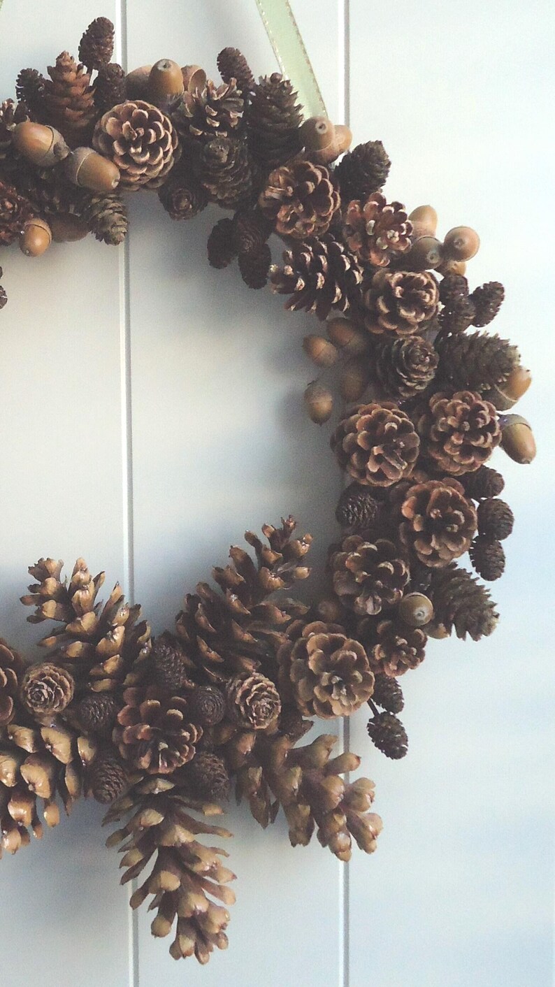 Corona de piñas naturales: decoración otoñal de bosque hecha a mano imagen 9