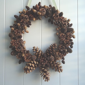 Corona de piñas naturales: decoración otoñal de bosque hecha a mano imagen 2