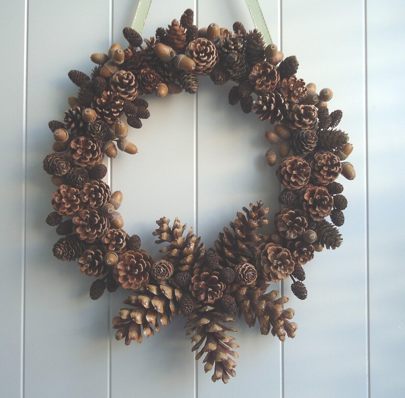 Corona de piñas naturales: decoración otoñal de bosque hecha a mano imagen 2