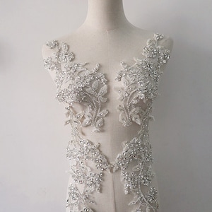 aplikacja ze srebrnych kryształków, para aplikacji z koronki z kryształków, ręcznie robiona aplikacja ze srebrnych koralików na pas ślubny, nakrycie głowy, gorsety