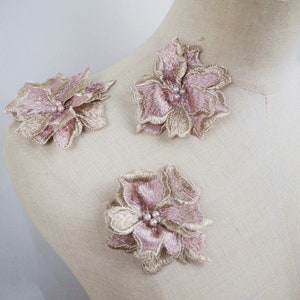 Può includere: Tre delicati ricami di fiori rosa e oro con dettagli di perle. Questi abbellimenti floreali sono perfetti per aggiungere un tocco di eleganza a vestiti, accessori o progetti di arredamento per la casa.