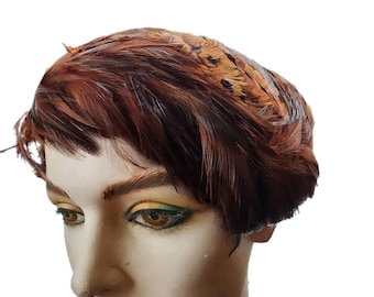 Kapelusz z piór bażanta w stylu vintage, w stylu mid-century, w stylu flapper, retro, kolorowy, PRZECZYTAJ