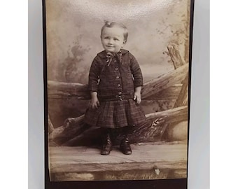 Antikes Kabinett-Karte Foto lächelnd süßes Kind Draußen Trevaskis Hazleton PA
