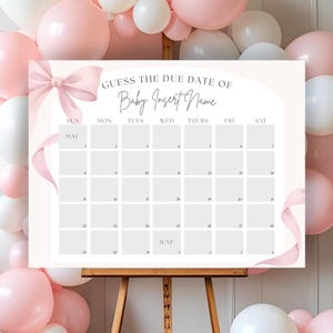 Peut inclure: Un tableau de jeu de baby shower avec le texte "Devinez la date d'accouchement de Bébé Insérer le nom" dans un design rose et blanc. Le tableau est sur un chevalet, entouré de ballons roses et blancs. Le tableau a une grille de calendrier.
