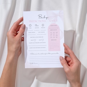 Könnte beinhalten: Eine weiße Babyparty-Vorhersage- und Ratgeberkarte mit rosa Akzenten. Die Karte enthält Abschnitte für Vorhersagen über die Geburtszeit, die Größe und das Gewicht des Babys sowie Abschnitte für Haar- und Augenfarbe. Außerdem gibt es einen Abschnitt für den Namen und das Geburtsdatum des Babys.
