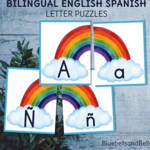 Letras bilíngues em inglês e espanhol correspondentes a quebra-cabeças de arco-íris para impressão. Atividade de alfabeto em dois idiomas.