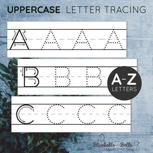 Op de afbeelding: Zwart-witte printbare werkblaad met gestippelde lijnen om hoofdletters A, B en C te traceren. Het werkblad bevat pijlen die de richting aangeven om elke letter te traceren. De tekst "UPPERCASE LETTER TRACING" en "A-Z LETTERS" is opgenomen op het werkblad.