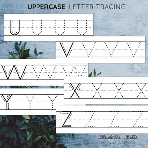 Op de afbeelding: Zwart-witte printbare werkblaad voor het traceren van hoofdletters U, V, W, X, Y en Z. Het werkblad heeft stippellijnen om het traceren van elke letter te begeleiden. Het werkblad heeft de titel "Hoofdletters traceren".