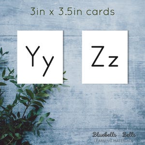 Peut inclure: Deux cartes blanches de 7,6 x 8,9 cm avec des lettres noires. La premi&egrave;re carte a la lettre Y et y. La deuxi&egrave;me carte a la lettre Z et z.