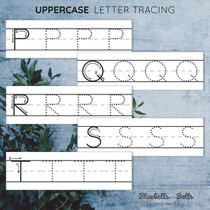 Op de afbeelding: Zwart-witte printbare werkblaadje met gestippelde lijnen om hoofdletters P, Q, R, S en T te traceren. De werkblaadje heeft de titel "Hoofdletters traceren".