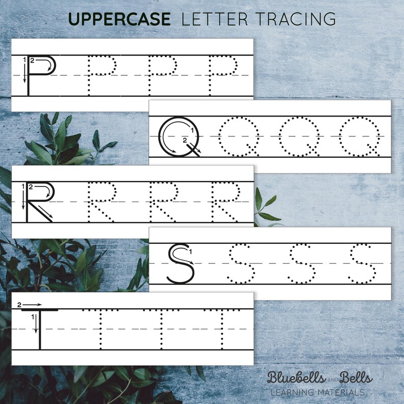 Op de afbeelding: Zwart-witte printbare werkblaadje met gestippelde lijnen om hoofdletters P, Q, R, S en T te traceren. De werkblaadje heeft de titel "Hoofdletters traceren".