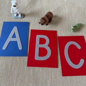 Letras de lixa Montessori FELTRO alternativo. Cartões de alfabeto maiúsculo tátil Montessori.