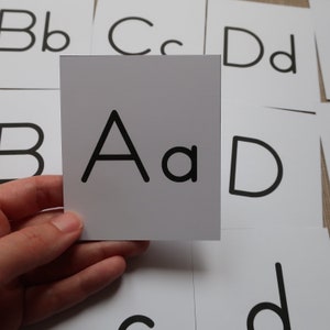 Peut inclure: Carte blanche avec la lettre 'A' en majuscule et minuscule imprim&eacute;e en noir.