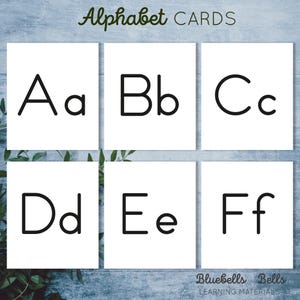 Peut inclure: Six cartes d'alphabet blanches avec des lettres noires en majuscules et minuscules. Les lettres sont A, B, C, D, E et F.