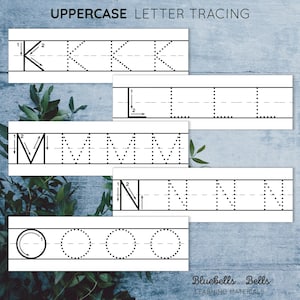 Op de afbeelding: Zwart-witte printbare werkblaadjes voor het traceren van de hoofdletters K, L, M, N en O. Het werkblad heeft stippellijnen om de gebruiker te begeleiden bij het traceren van de letters.