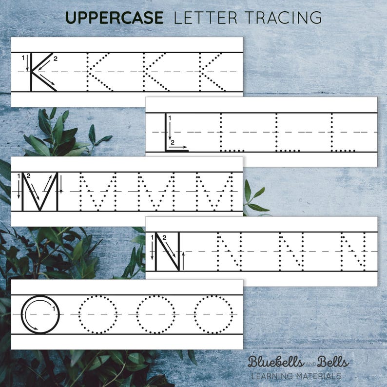 Op de afbeelding: Zwart-witte printbare werkblaadjes voor het traceren van de hoofdletters K, L, M, N en O. Het werkblad heeft stippellijnen om de gebruiker te begeleiden bij het traceren van de letters.