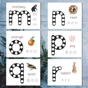 Puede incluir: Seis tarjetas de alfabeto imprimibles con letras punteadas para que los ni&ntilde;os las tracen. Cada tarjeta presenta una letra, una imagen y la letra repetida tres veces. Las letras son M, N, O, P, Q y R.