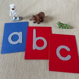 Letras de papel lija Montessori alternativas de fieltro.
