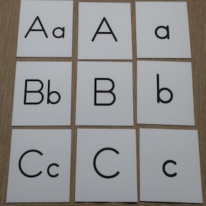 Peut inclure: Neuf cartes blanches avec des lettres majuscules et minuscules noires imprim&eacute;es dessus. Les lettres sont A, B et C.