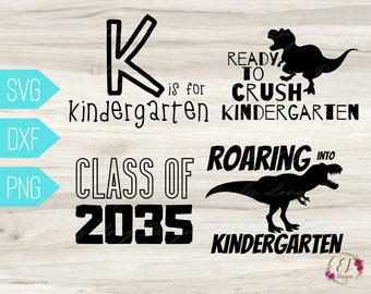 Op de afbeelding: Zwart-wit grafisch ontwerp met een dinosaurus met de tekst "Roaring into Kindergarten". Het ontwerp bevat ook de tekst "Class of 2035" en "K is for Kindergarten".